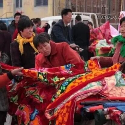 长大后乡愁新解：丑床单背后的家居情感经济